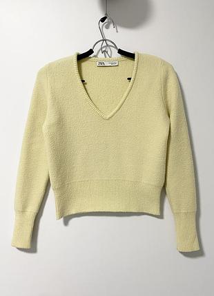 Мягкий свитер с v-образным вырезом цвета сливочного масла