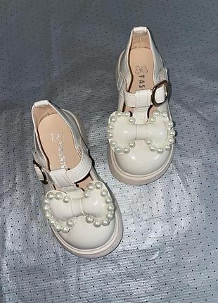 Нові туфлі на дівчинку