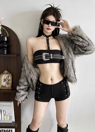 Ефектний кроп-топ у стилі "cyber-cowgirl" з чокером акцентним ременем 🔥