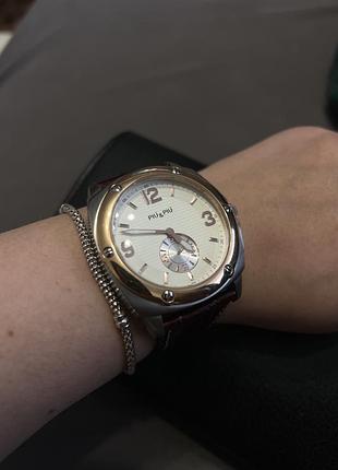 Стильний годинник piu piu у класичному дизайні.