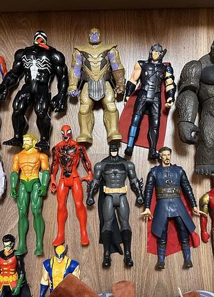 Продам іграшки супергероїв з ящиком
