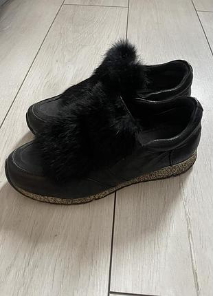 Кросівки, оздоблені натуральними хутром кролика