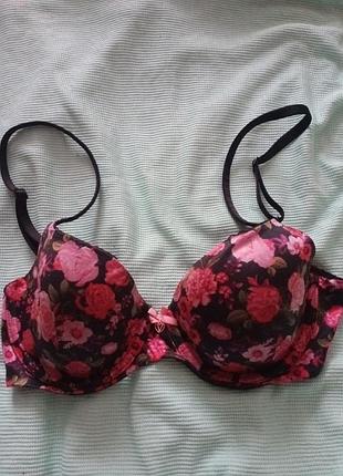 Фирменный бюстгальтер
