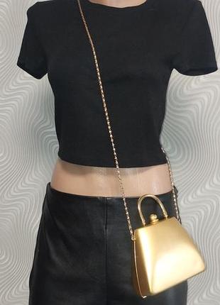 Золотистая сумочка-клатч на цепочке