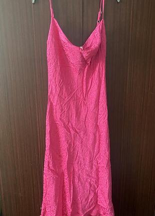 Рожева сатинова сукня