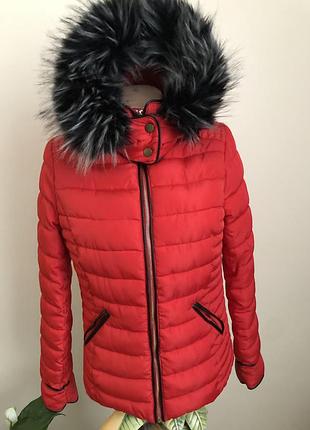 Чудова курточка в червоному кольорі, розмір xs