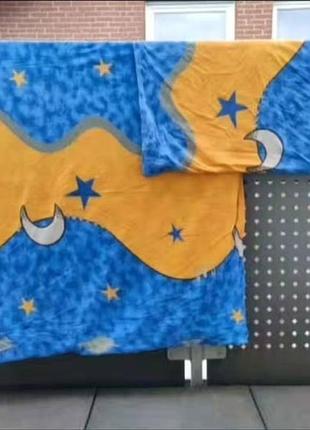 Комплект, який складається із двох півковдр і двох наволочок