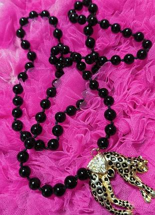 Чорне кольє, що говорить замість слів.