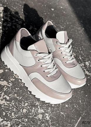 Кросівки жіночі