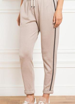 Трикотажные брюки бежевого цвета с лампасами