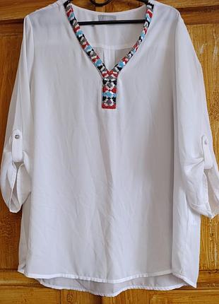 Блузка женская,вырез украшен бисерной вышивкой.