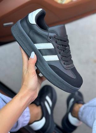 Женские кроссовки