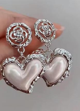 Серьги с объемными сердцами в ажурной оправе