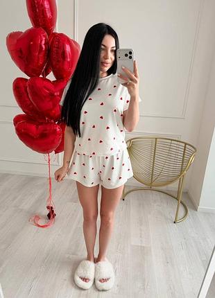 Велюрова піжама з принтом сердечки футболка вільного крою та шорти вільного крою