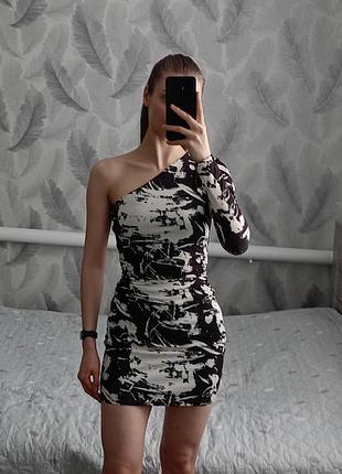 Сукня zara на одне плече з абстрактним малюнком
