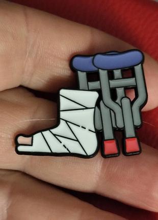 Медична брошка брошка пін травматолог милиця гіпс нога