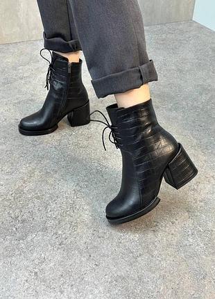 Чорні ботильони черевики з натуральної шкіри з тисненням під крокодила на каблуку середньої висоти