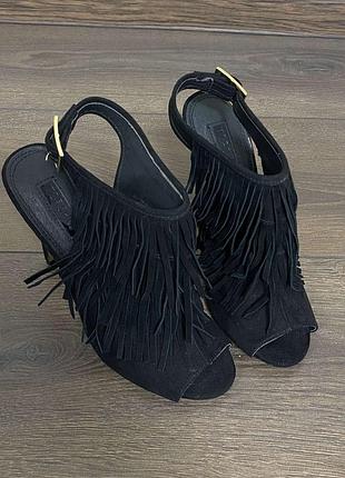 Босоножки замш с бахрамой.topshop