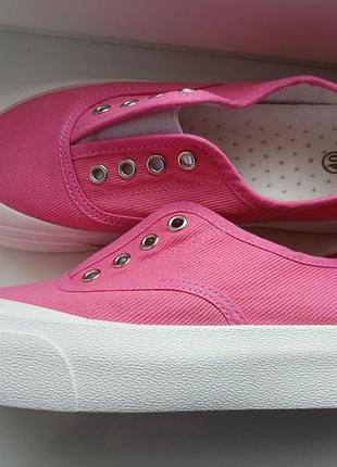 Кеды малиновые  новые р.39/25,3 см плюс бейсболка