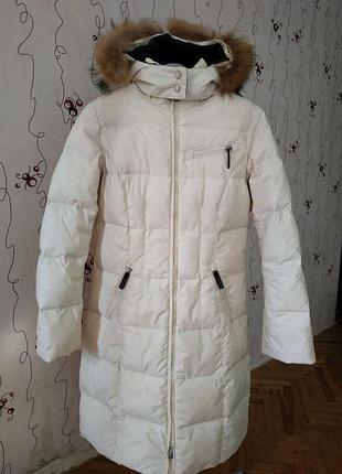 Светлый длинный пуховик