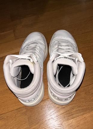 Стильні та зручні хайтопи adidas — ідеальний варіант на кожен день. добре фіксують ногу, комфортні при ходьбі, виглядають круто як з джинсами.
