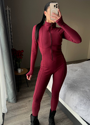 Теплые комбезы это просто must have этой осени и зимы💜 швы очень красиво подчеркивают фигуру 🫶🏻