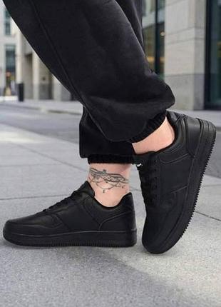 Кросівки жіночі