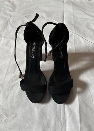 Чорні туфлі на підборах з ремінцями