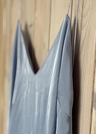 Світло-блакитна атласна сукня максі з v-подібним вирізом та з відкритою спиною розмір: m -l