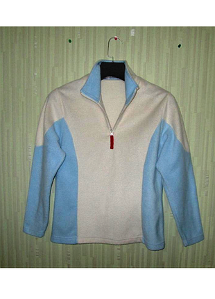 Біло-блакитна кофта rodeo для зимових видів спорту.