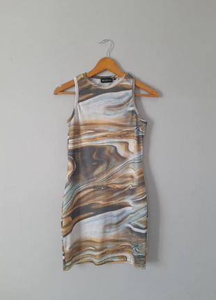 Женское короткое платье без рукавов prettylittlething