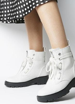 Белые ботинки ugg australia