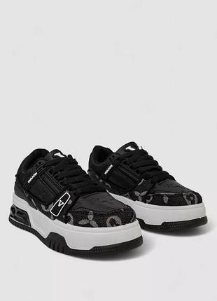 Кросівки жіночі