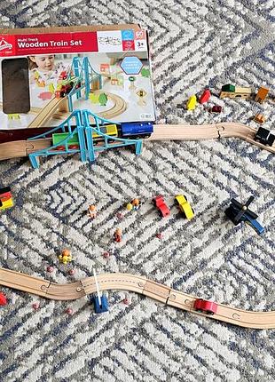 Дерев'яна дорога з поїздом, машинками, будівлями та чоловічками.