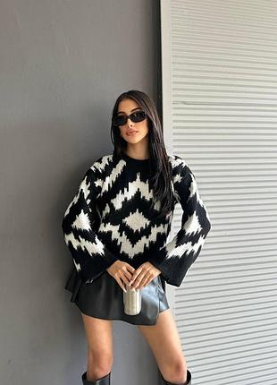 Модный черно-белый джемпер с жаккардовым узором