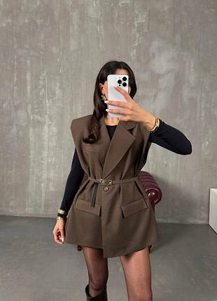 Стильная женская жилетка с поясом