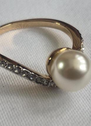 Кольцо с позолотой 750 пробы, жемчугом и фианитами