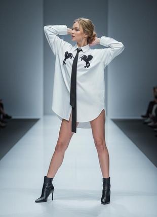 Біла сорочка з вишивкою на грудях та краваткою