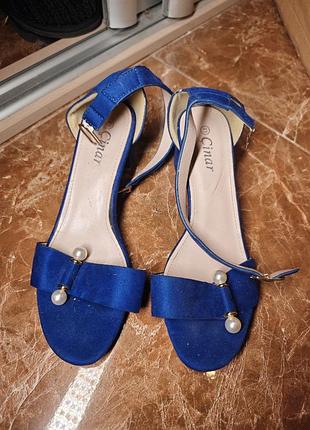 Сині замшеві босоніжки з перлинами