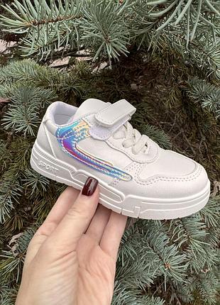 Кросівки для дівчинки.