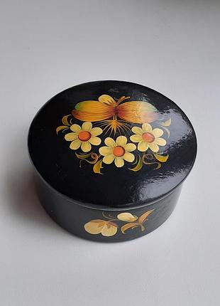 Дерев'яна лакована скринька петриковського розпису.