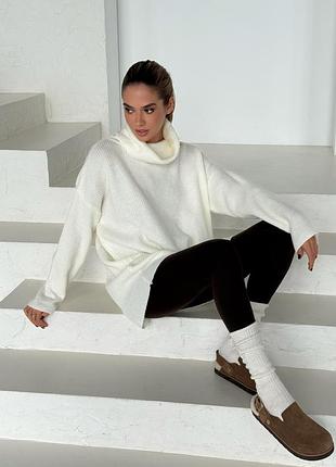 Теплый базовый свитер с горлом оверсайз