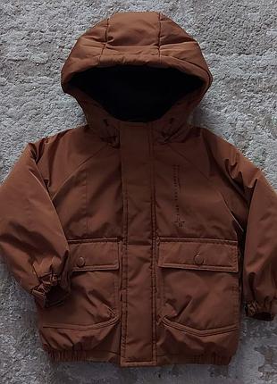 Детская куртка унисекс коричневого цвета.