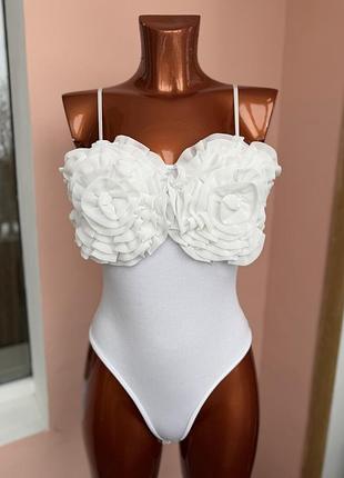 Боді з квітами на грудях