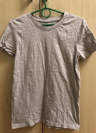 Базова сіра футболка