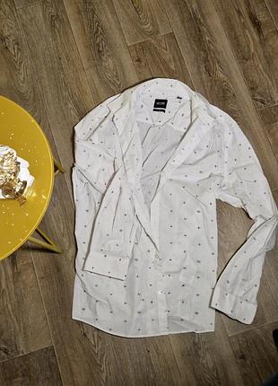 Белая рубашка с геометрическим орнаментом