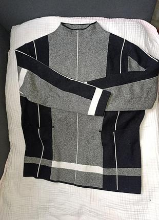 Продам теплую женскую кофточку.