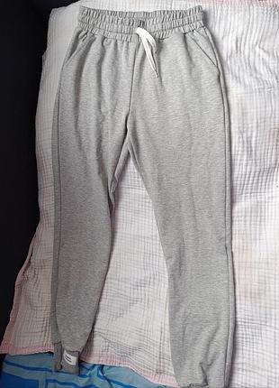 Продам женские спортивные штаны серого цвета.
