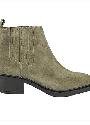 Замшеві ботинки, ковбойки