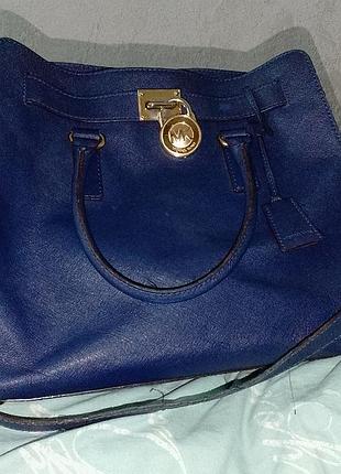 Сумка, кожаная michael kors.
была в использовании, есть чуточку затертости на поясочке через плечо.